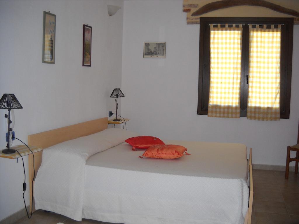 Munduge B&B Lotzorai Δωμάτιο φωτογραφία
